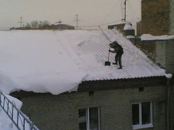 Фото Чистка снега с крыш. Удаление сосулек и наледи