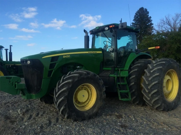 Фото Трактор John Deere 8430