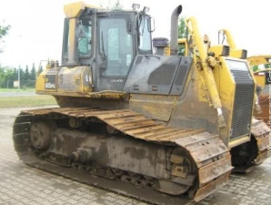 Фото Бульдозер KOMATSU D65PX-15 год — 2004 Наработка — 11213м/ч Ширина гусениц — 900мм. Кондиционер. Не эксплуатировался на территории РФ. Срок доставки — 25 дней. 102666,00 евро Артикул:11081005356