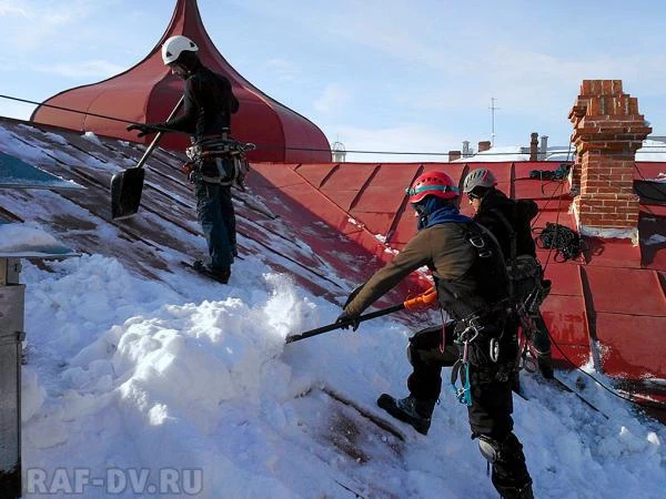 Фото Очистка кровли от снега и наледи