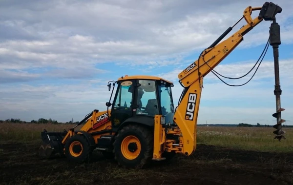 Фото Аренда ямобура на базе экскаватора погрузчика jcb. В Нижнем Тагиле и Свердловской области