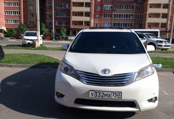 Фото СРОЧНО продаю toyota sienna 2011 года