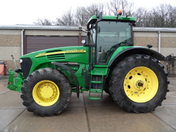 Фото Трактор John Deere 7820