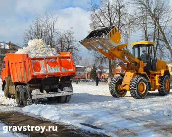 Фото Уборка снега трактором. Вывоз снега на самосвалах