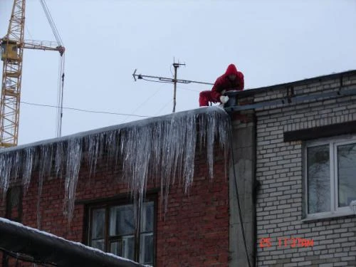 Фото Уборка снега с крыш в Ижевске