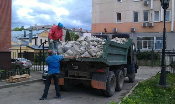 Фото Вывоз строительного мусора самосвал