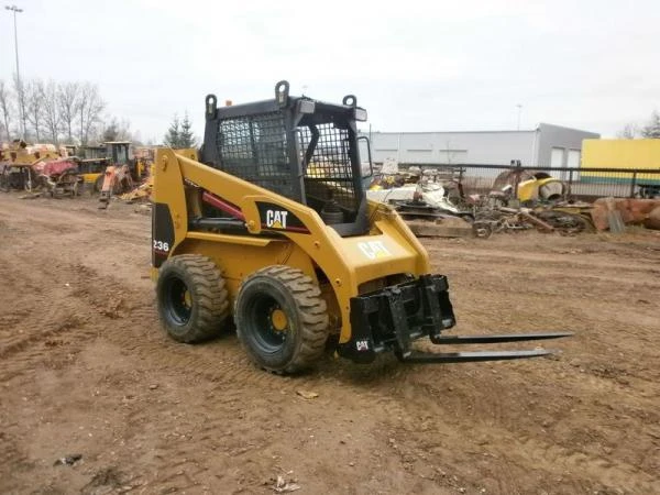 Фото Аренда мини-погрузчика CATERPILLAR 236b series 2