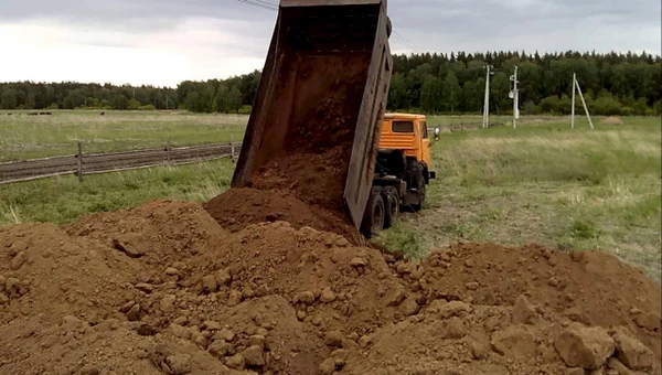 Фото Котлованный грунт для отсыпки и поднятия участка