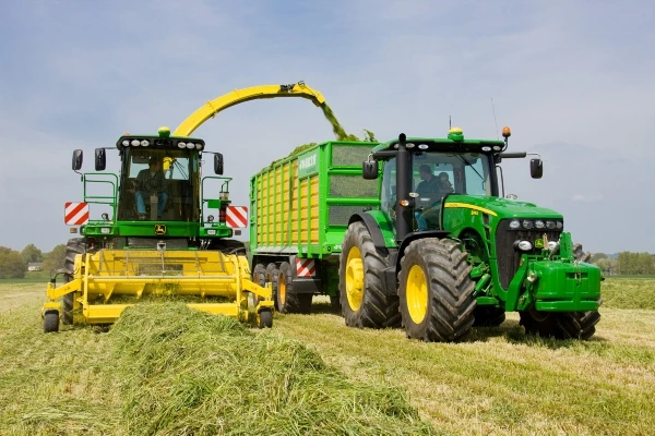 Фото Кормоуборочный комбайн John Deere 7350 и трактора John Deere