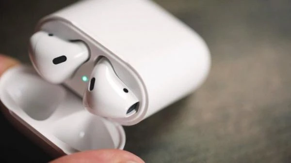 Фото Эффективная беспроводная гарнитура AirPods + кабель для айфона