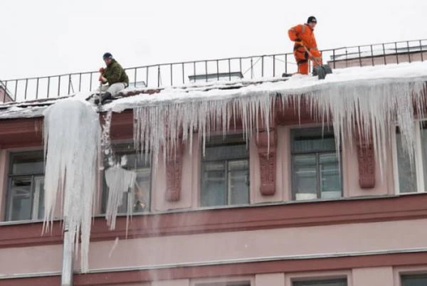 Фото Уборка снега с территории