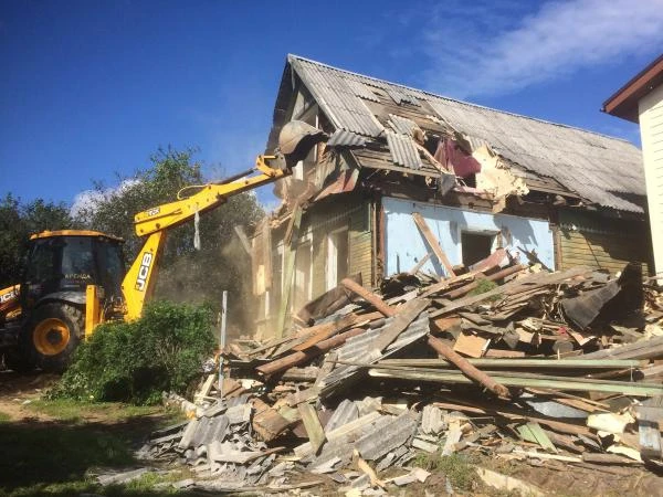 Фото Демонтаж деревянных домов. Снос зданий и сооружений,