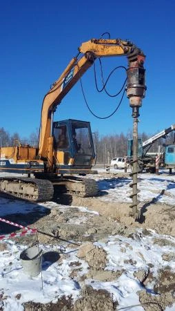 Фото Буровая на гусенечном ходу