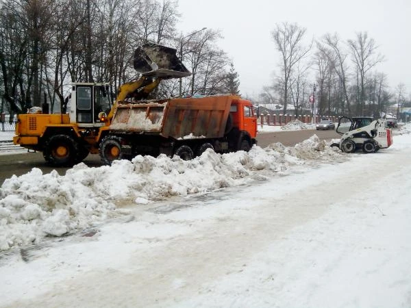 Фото Уборка снега техникой. Самосвалы, Погрузчики