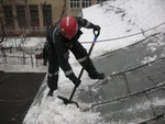 фото Очистка кровли от снега и наледи в Хабаровске