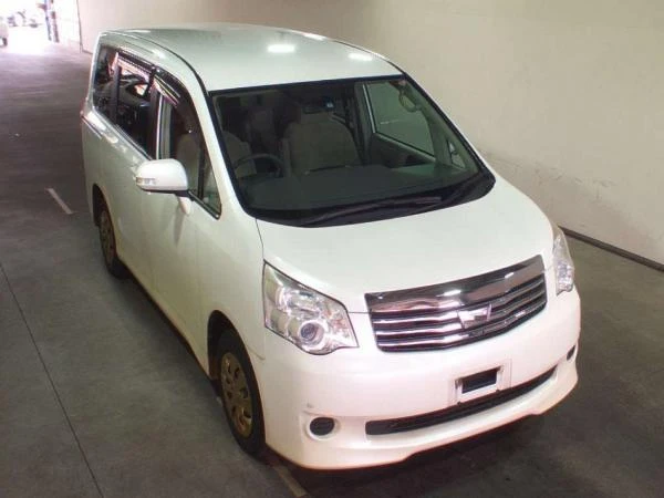 Фото TOYOTA NOAH 7-ми местный полноприводный минивен