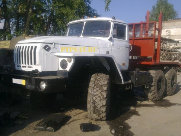 Фото Лесовоз Урал с площадкой